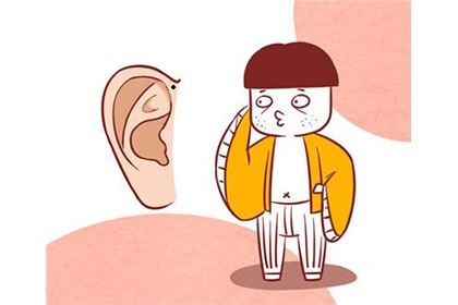 图解男人耳朵上有痣，在外地发展会有一定的名气！